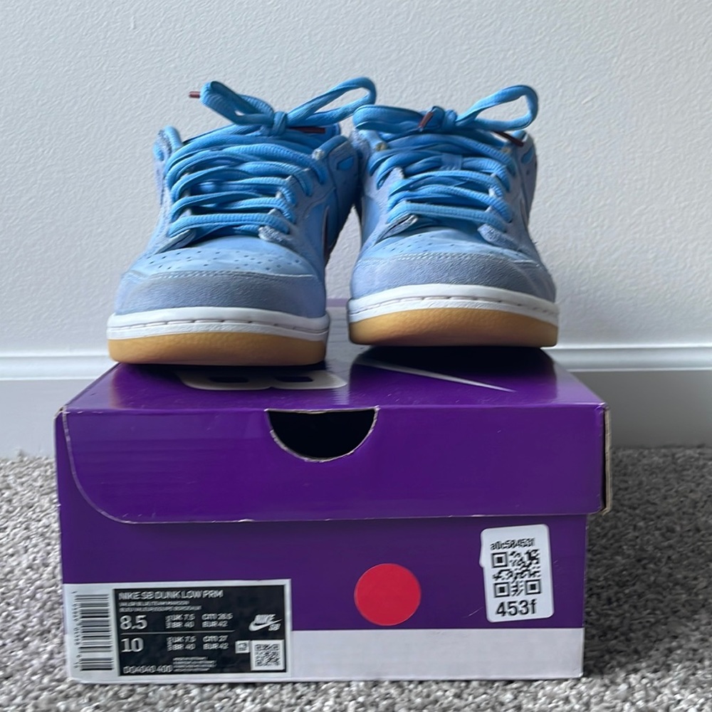 Phillies Dunks size 8.5